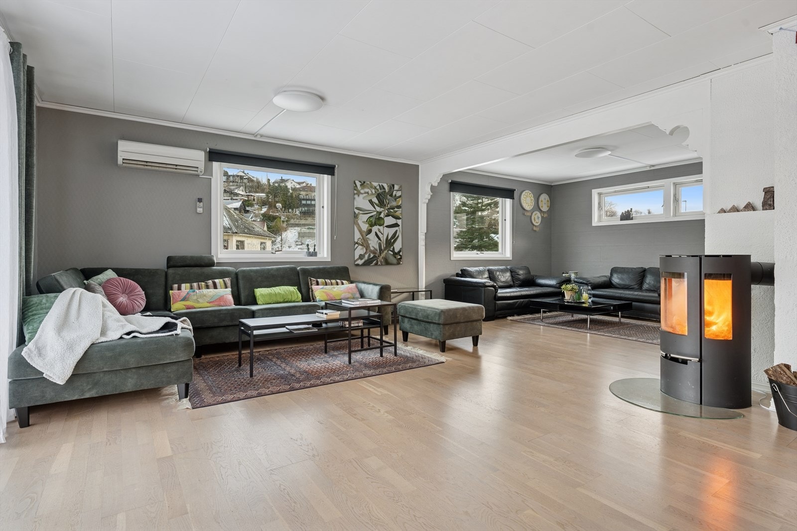 Varmepumpe og vedovn sørger for god og jevn innetemperatur. Galleribilde