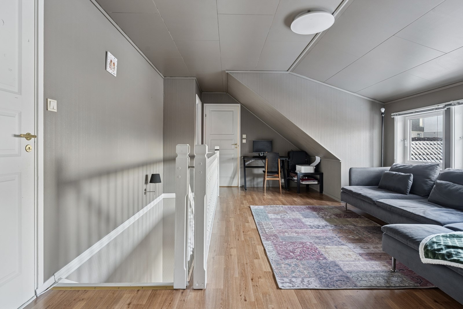 Etasjens trapperom/stue har plass til hyggelig sofakrok og medie- og oppbevaringsmøblement. Dette rommet har mange bruksmuligheter. Galleribilde