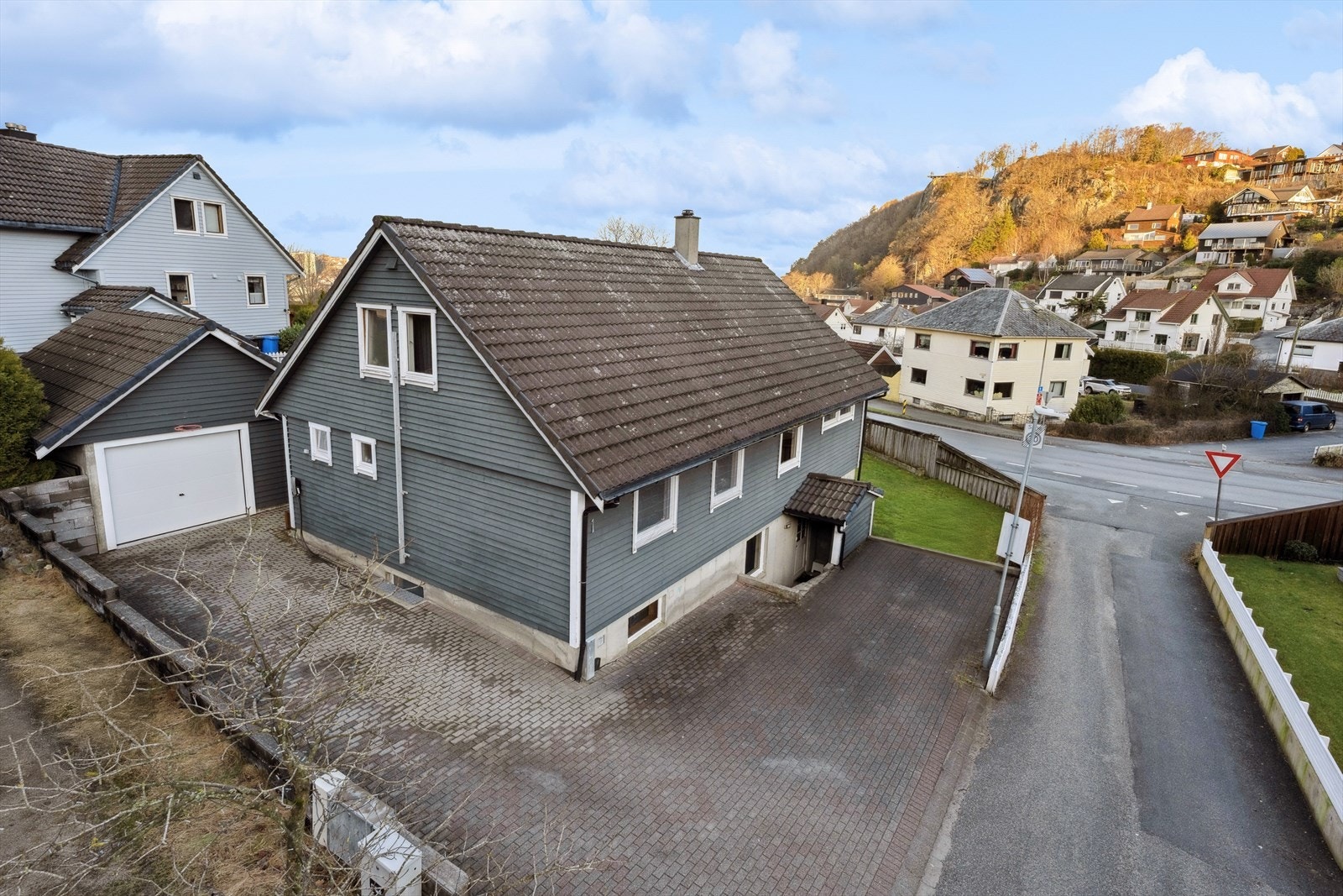 Gode parkerings muligheter i garasje der det også er bod, og på egen gårdsplass. Galleribilde