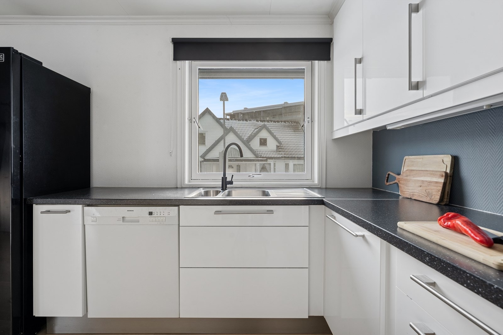 Av hvitevarer finnes det frittstående kjøl/fryseskap, oppvaskmaskin, samt integrert platetopp og stekeovn. Galleribilde