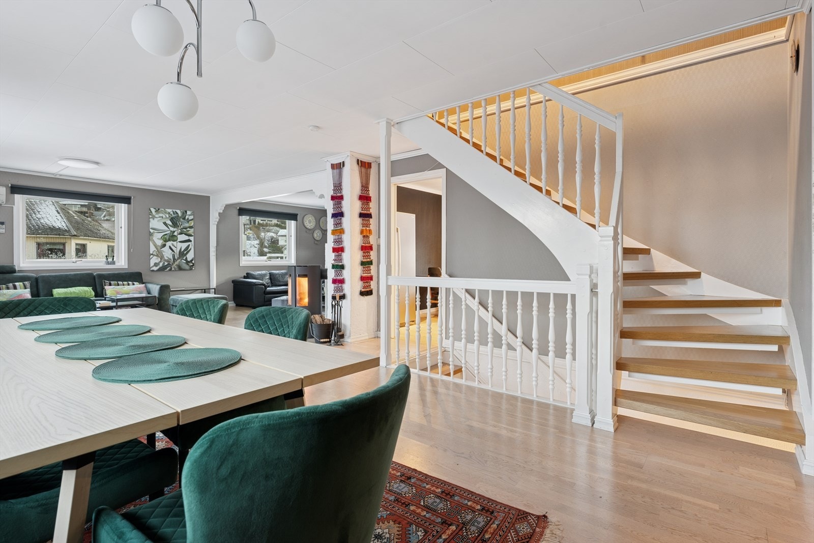 Trappeløp til de øvrige etasjene går fra stuen. Galleribilde