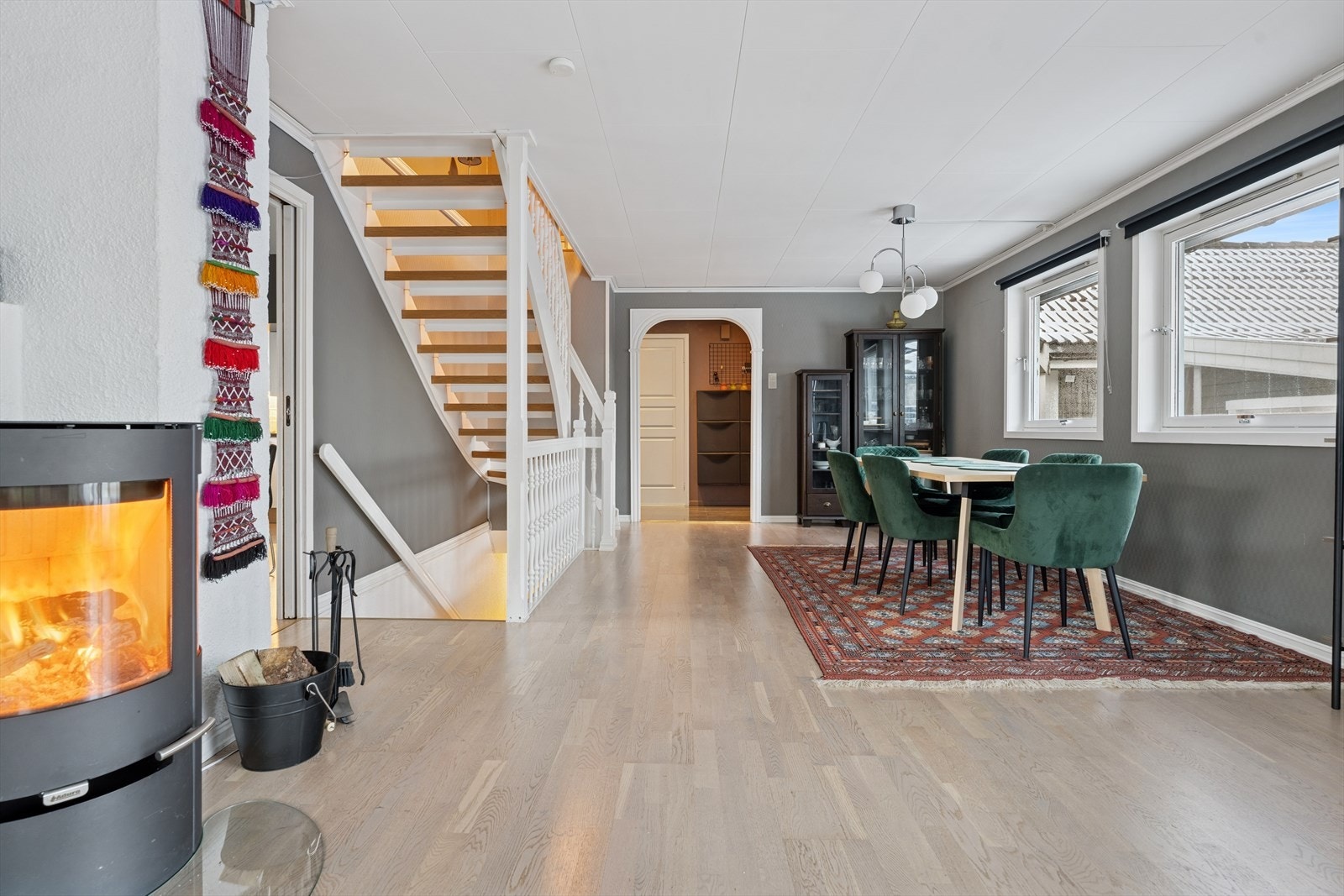 Stuen er fint oppdelt i ulike soner, både for dagligstue og spisestue. Galleribilde