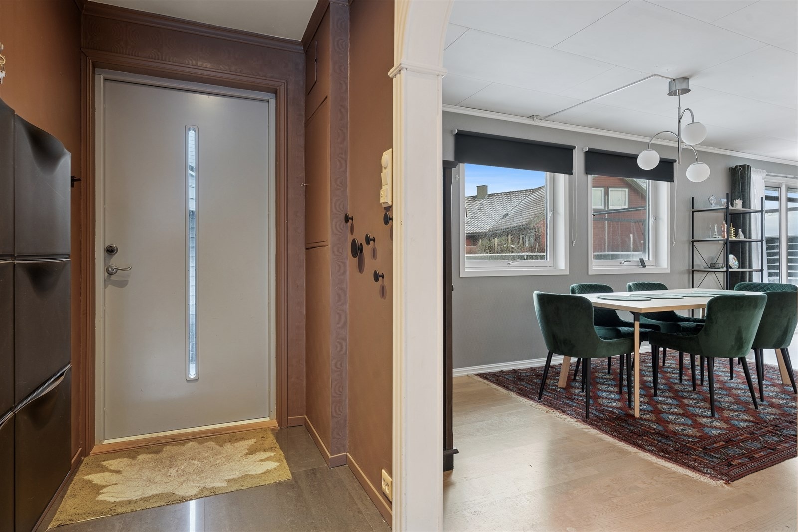 1. etasje består av flislagt entré/gang, bad, soverom, stue og kjøkken. Galleribilde