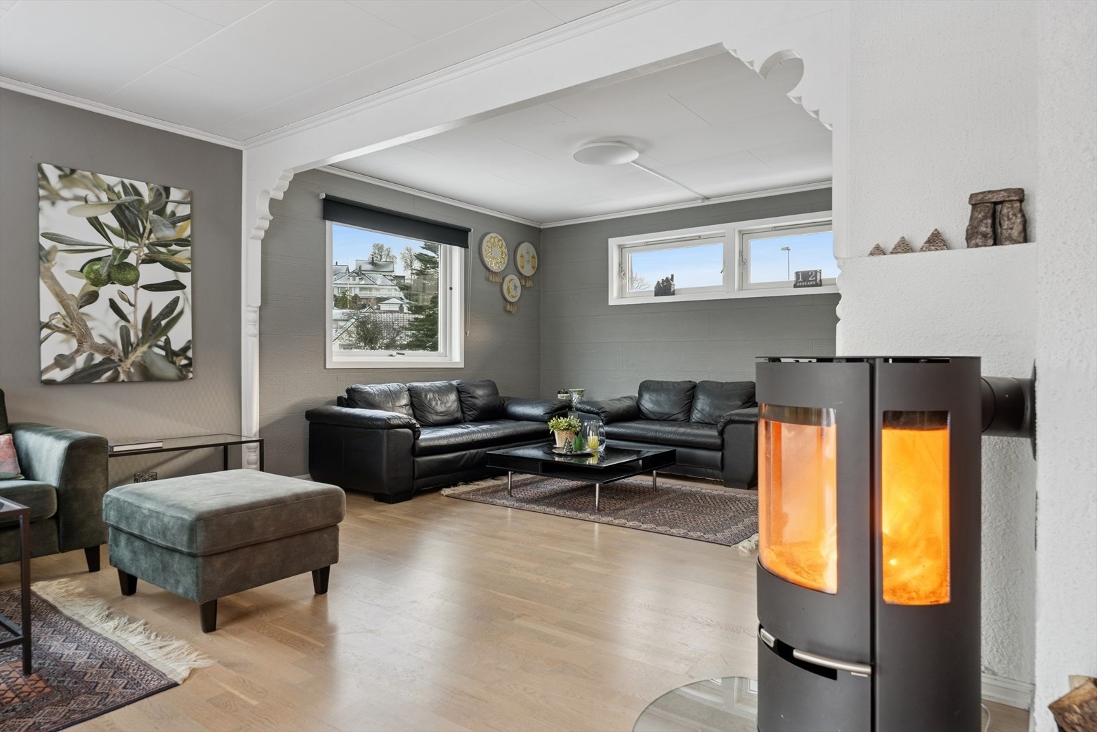 Stuen som resten av boligen har tidsriktige fargevalg på veggene som gir et rent og tidløst uttrykk. Galleribilde