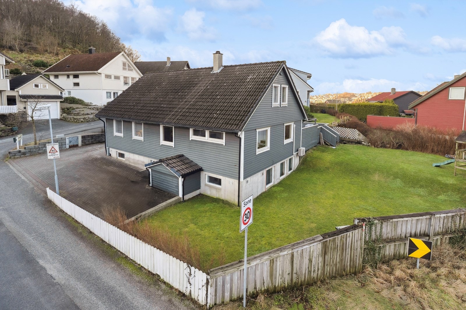 DNB Eiendom ved Meriton Gashi har gleden av å presentere Losveien 1 - en innholdsrik familiebolig med godkjent utleiedel. Galleribilde