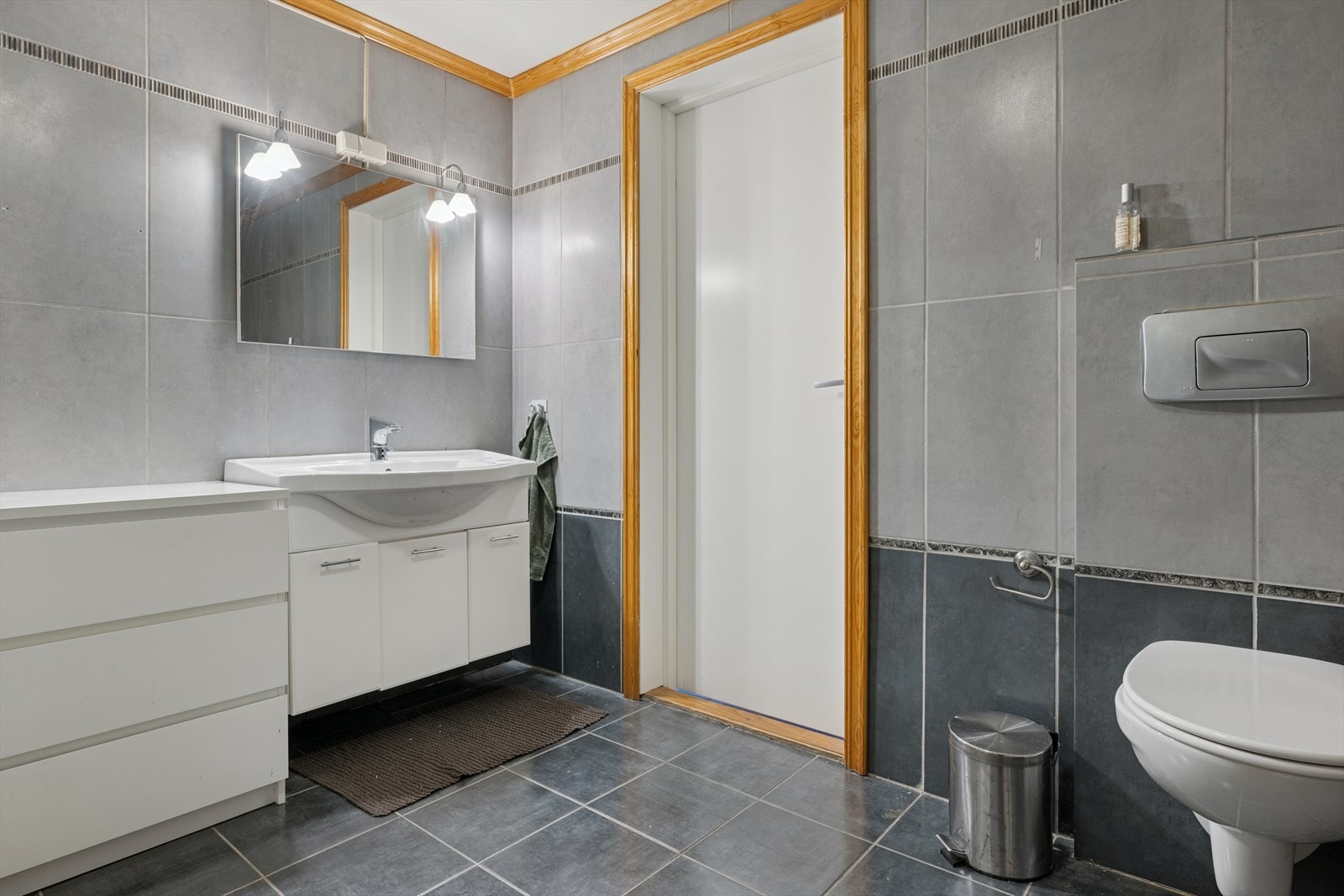 Innredningen består av en nedfelt servant, et gulvstående toalett og innmurt badekar. Galleribilde