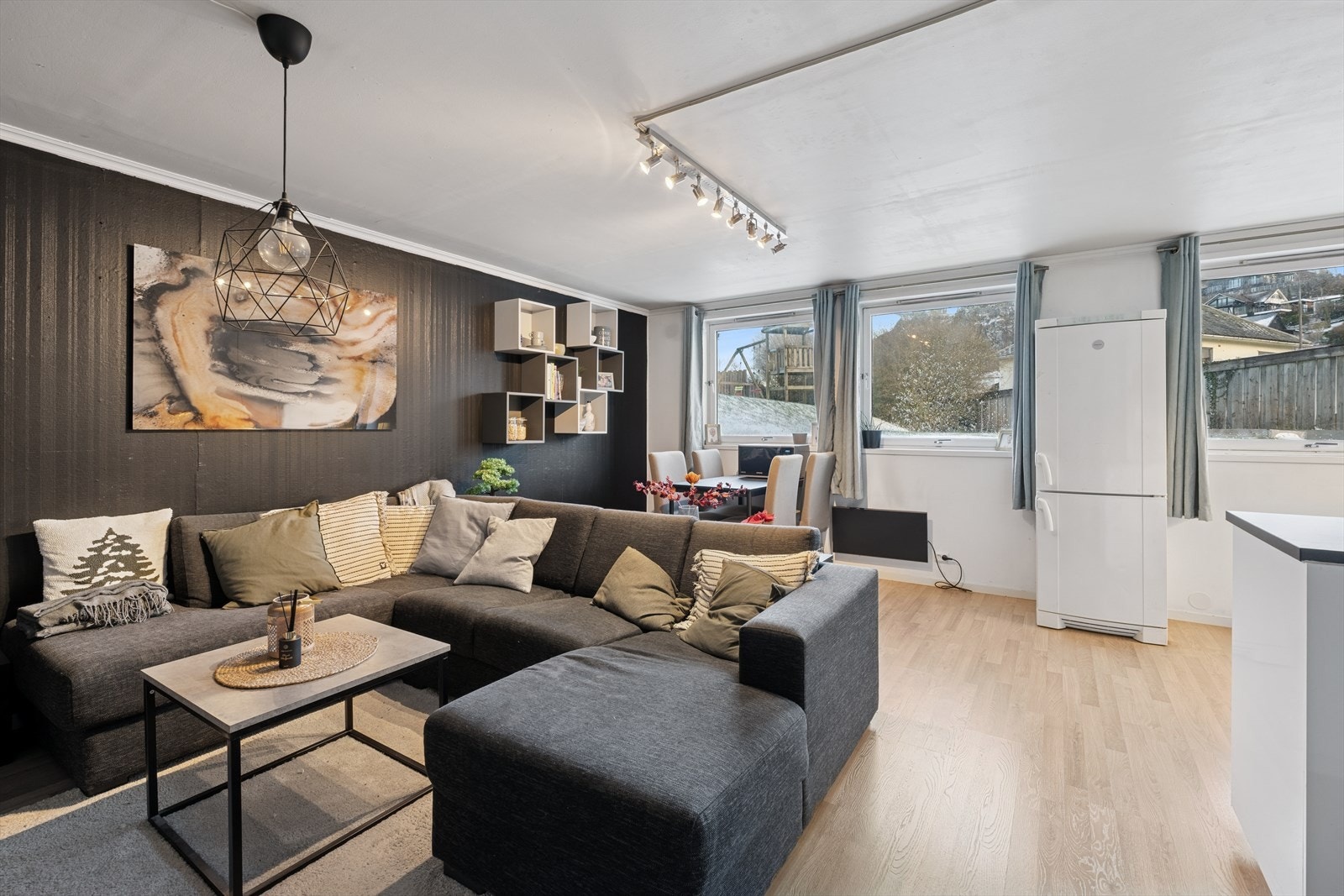 Kjellerleiligheten består av entré/gang, soverom, bod, stue/kjøkken, bad/vaskerom. Galleribilde