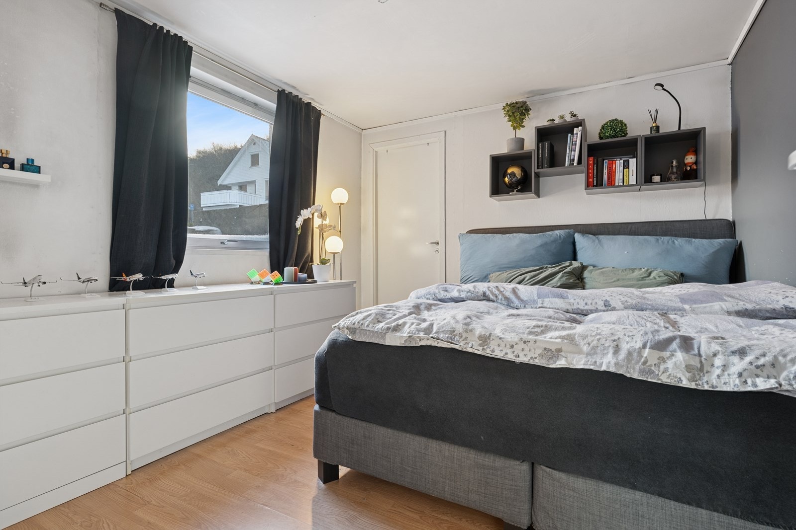 Hoveddelen har i alt fire soverom - ett i denne etasjen og tre i 2. etasje. Galleribilde