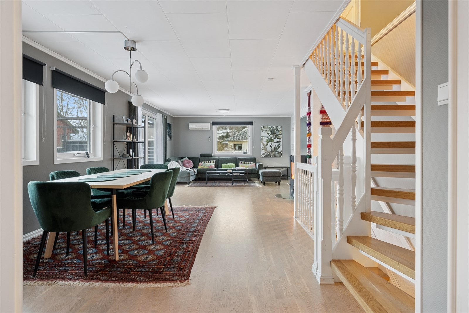 Stuens størrelse og utforming gjør det enkelt å møblere. Galleribilde