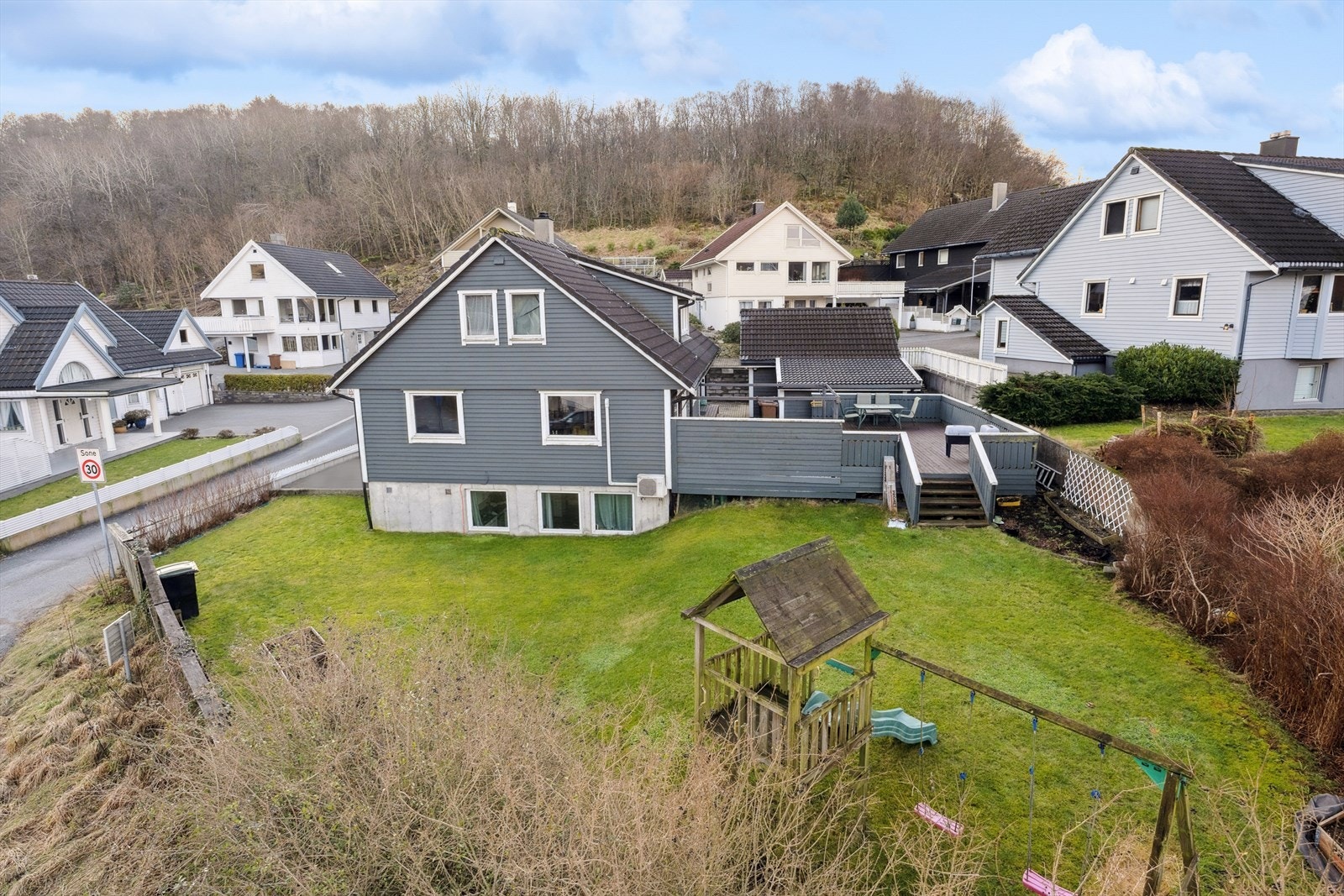 nnholdsrik enebolig med godkjent utleiedel. Galleribilde