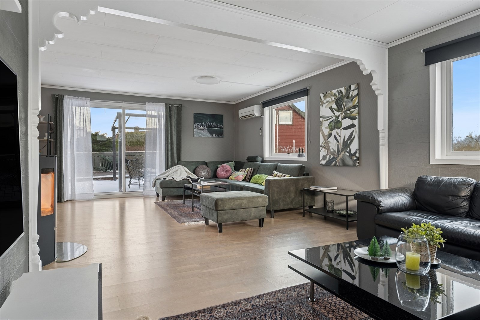 Fra stuen har man også utgang til boligens uteområde med blant annet en terrasse på hele 66 kvm. Her kan sommeren nytes! Galleribilde