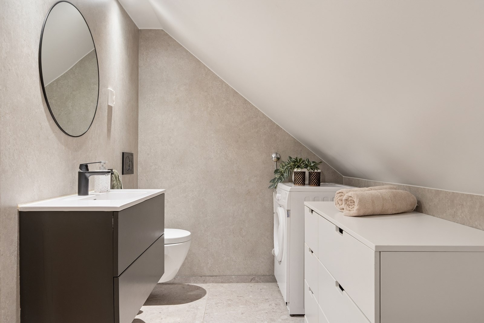 Delikat baderom totaloppusset i 2021 av fagfolk. Badet har ca 6,5 m² i gulvflate og ca 1,4 m² i målbart areal. Galleribilde