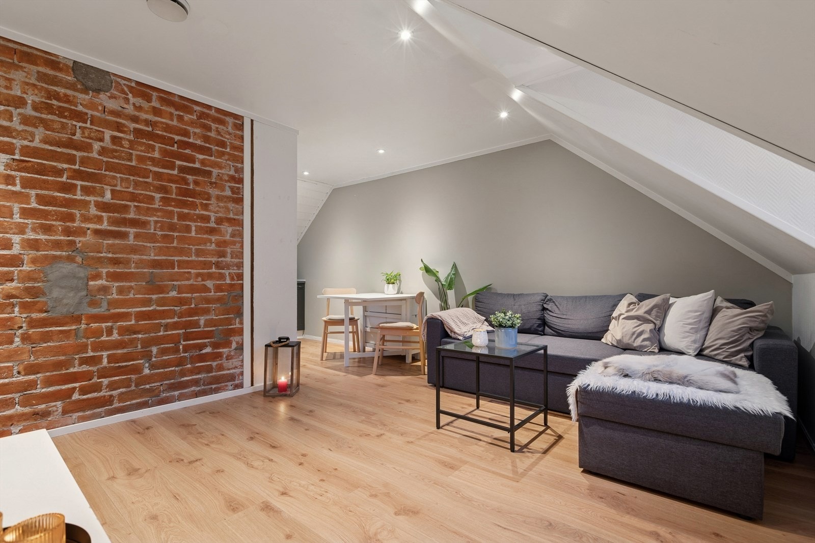 Sjarmerende 2-roms i toppetasje med downlights og en stilig teglsteins-kontrastvegg som gir særpreg. Galleribilde