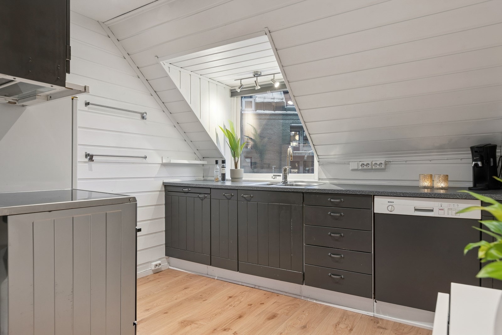 Kjøkkenet består av folierte skrog med slette fronter og laminert benkeplate. Galleribilde