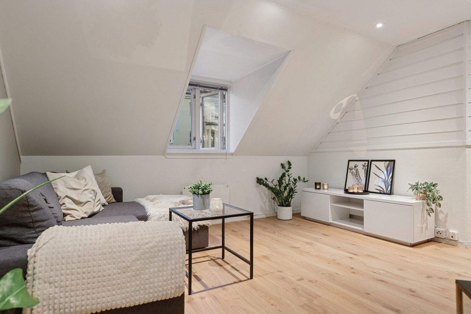 Oppholdsrommet består av en delvis adskilt stue og kjøkken på tilsammen ca 20 m². Galleribilde