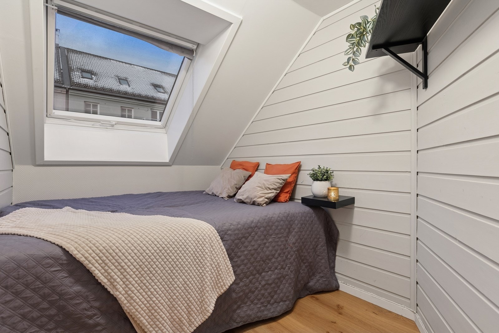 Soverommet har 4,8 m² målbart areal og er holdt i lyse farger. Galleribilde