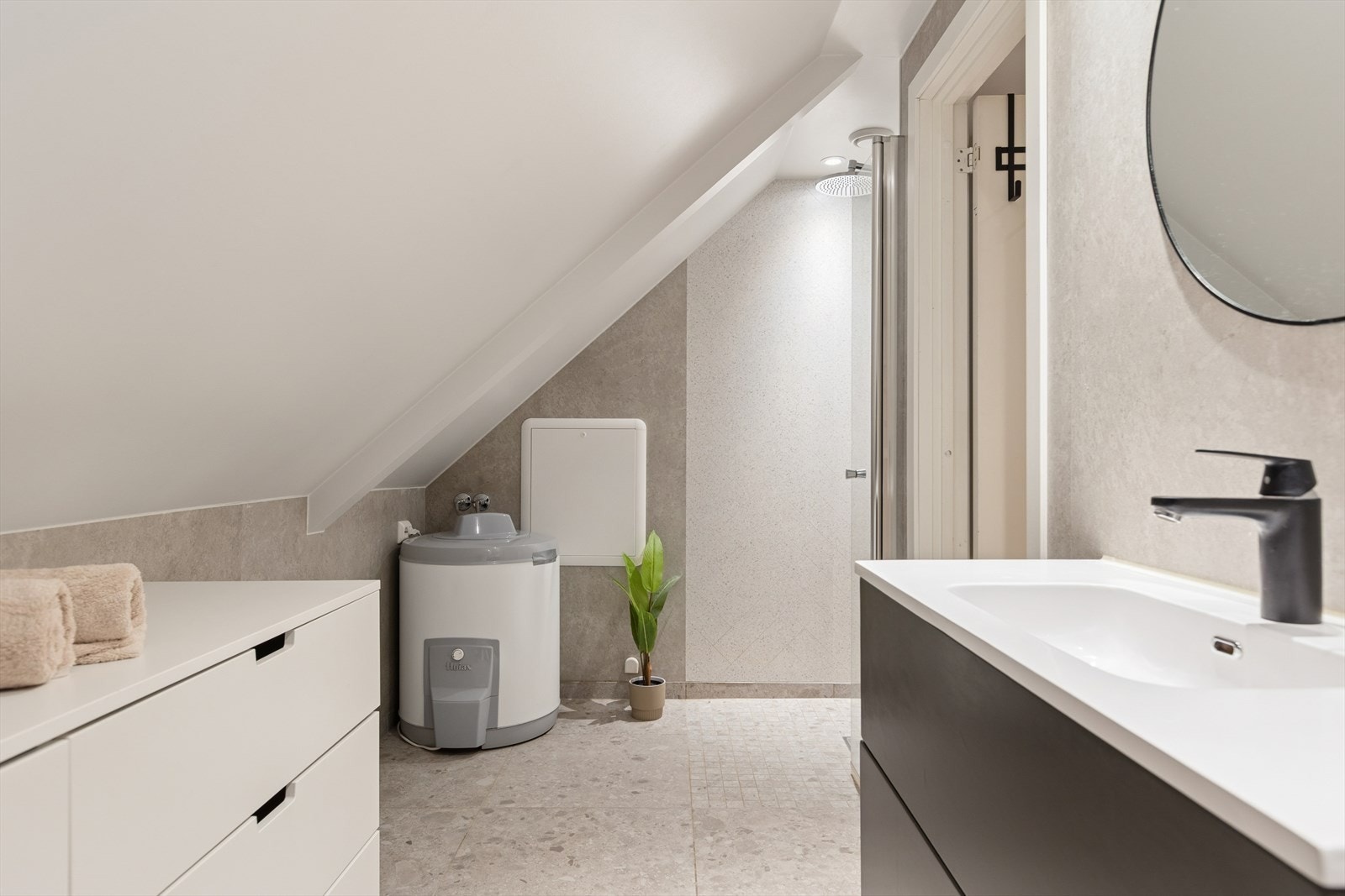 Badet er bygd opp med gulvvarme under flisene, baderomsplater på vegger og fiskebeinsfliser i dusjhjørnet. Galleribilde