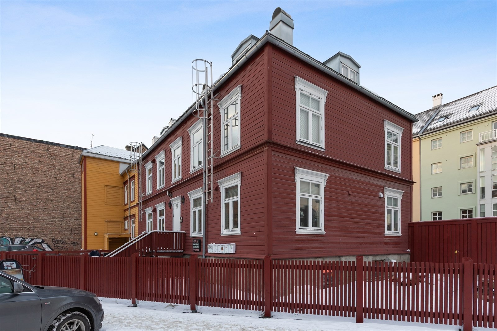 Leiligheten byr på umiddelbar nærhet til metrobuss, tog og ellers alt man trenger i det daglige. Mulighet for soneparkering like utenfor inngangspartiet. Galleribilde