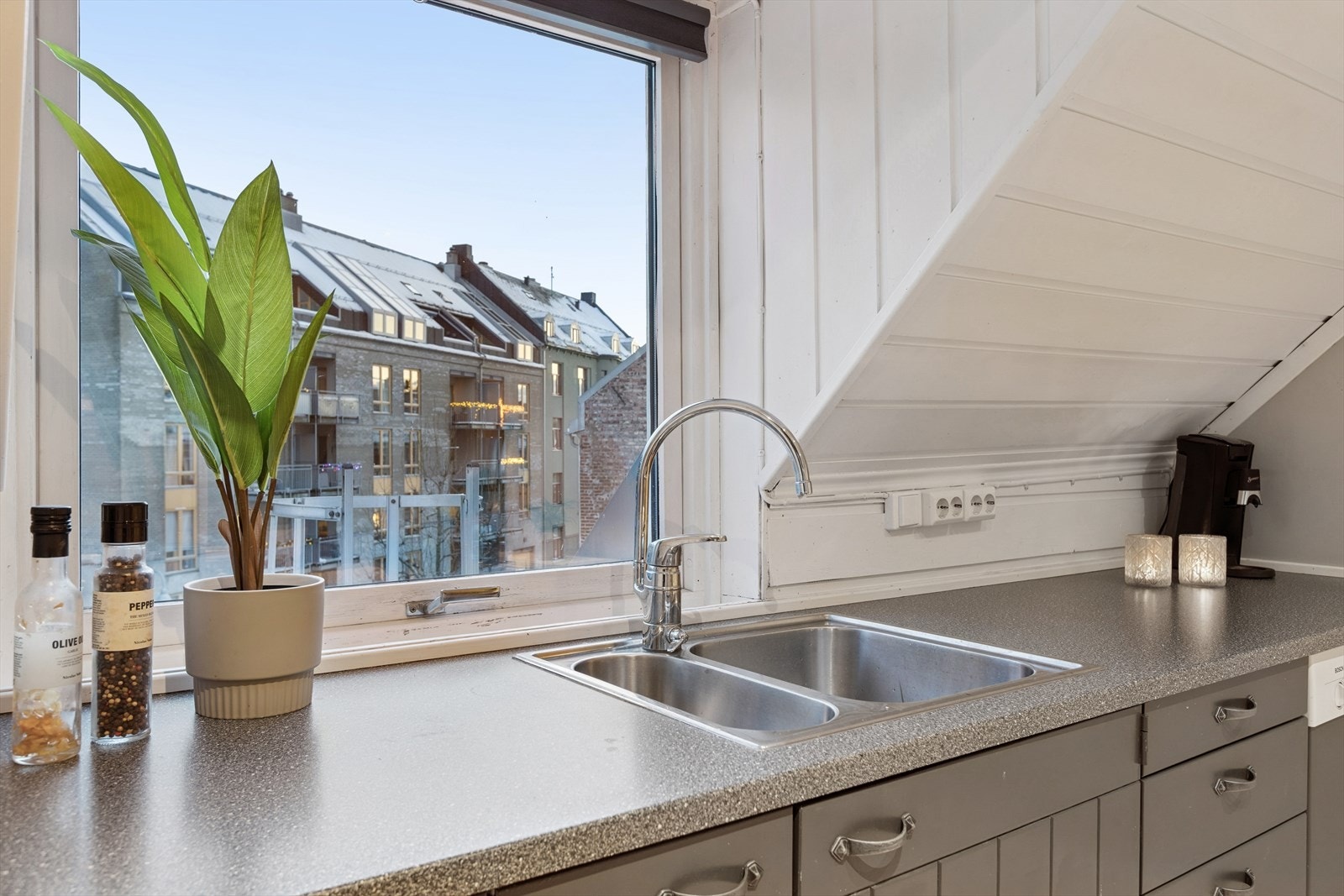 Leiligheten ligger i tredje etasje i et veldrevet sameie med lave bokostnader og sentral beliggenhet. Det er totalt 7 leiligheter i sameiet. Galleribilde