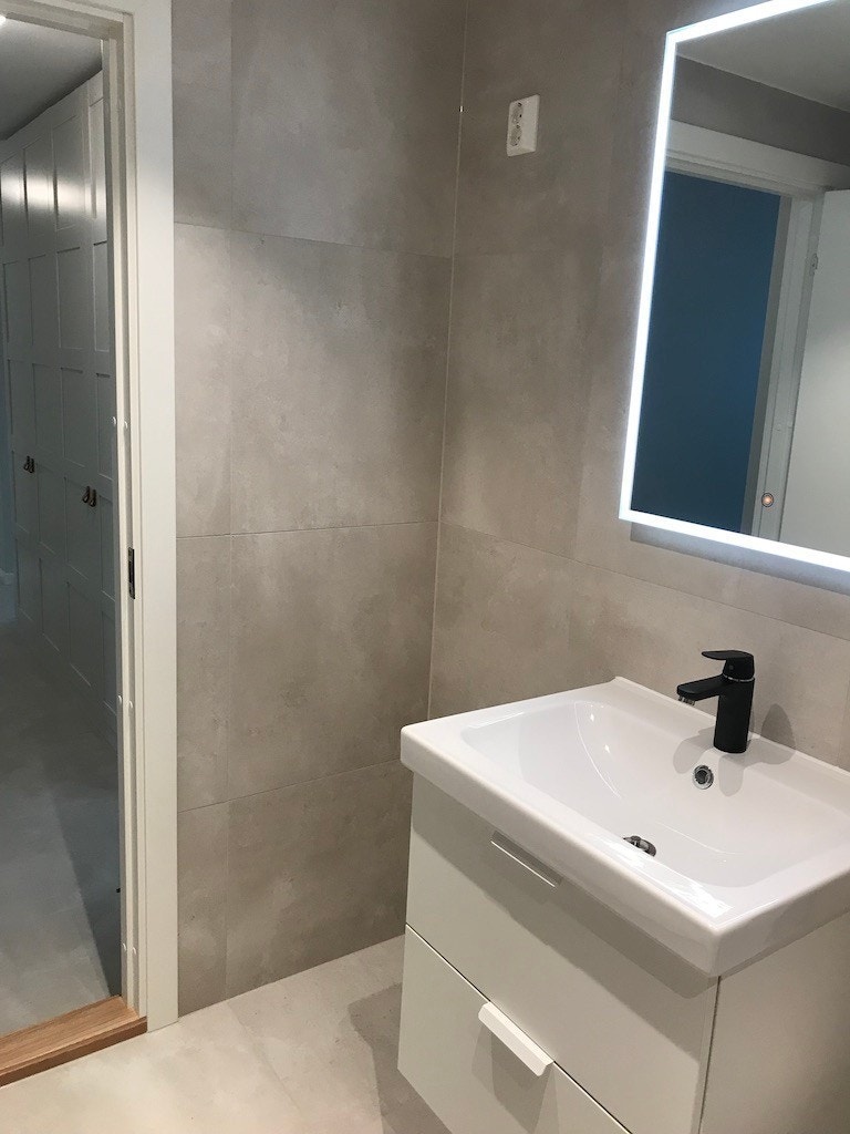 Bad med plass til vaskemaskin og tørketrommel Galleribilde