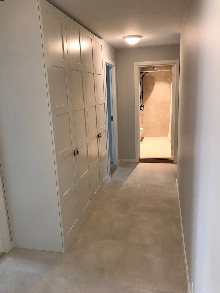 Gang med god skapplass Galleribilde