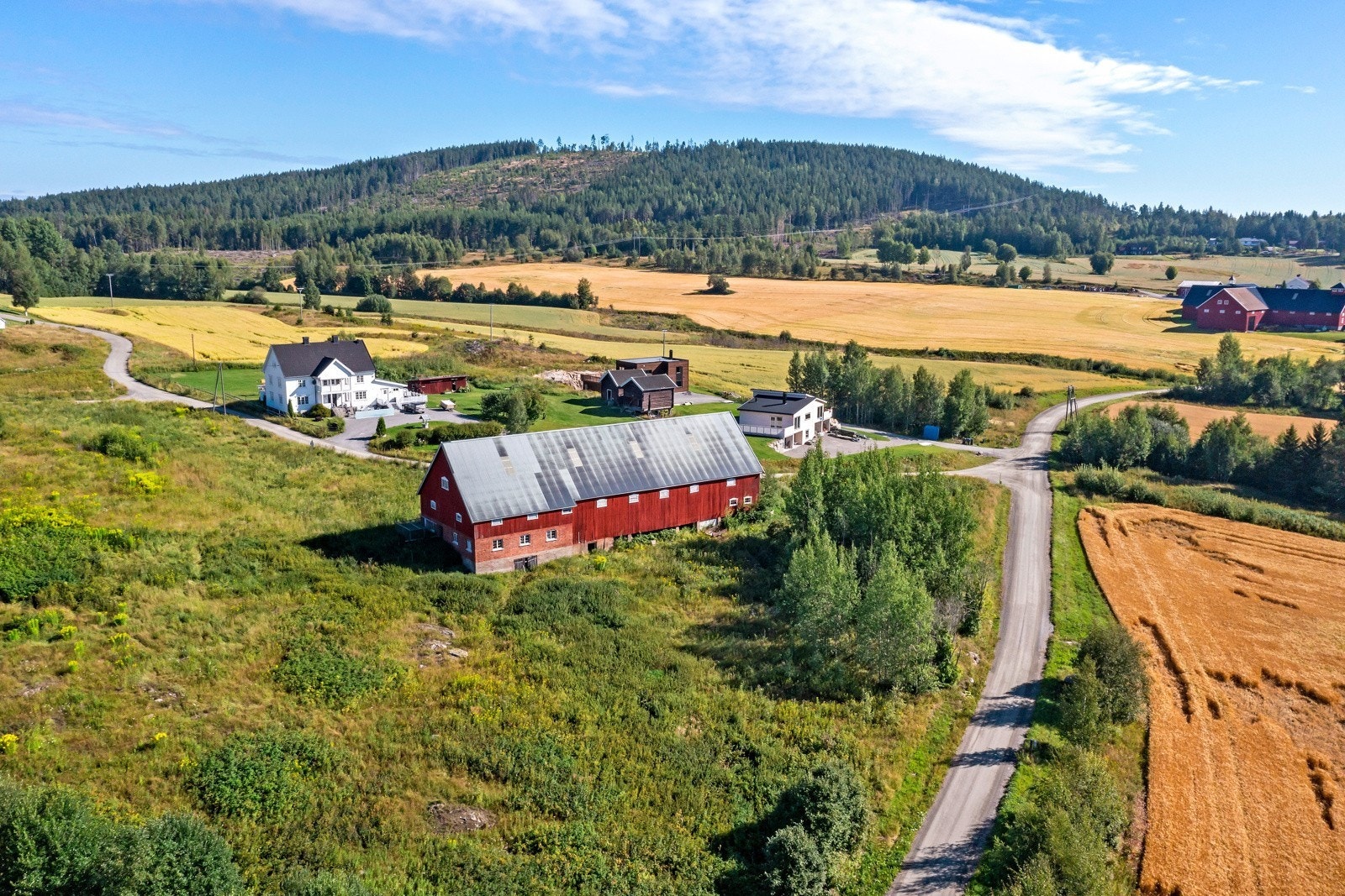 På tomten er det i dag en låve. Det er gitt rivingstillatelse dersom man ikke ønsker å benytte låven. Galleribilde