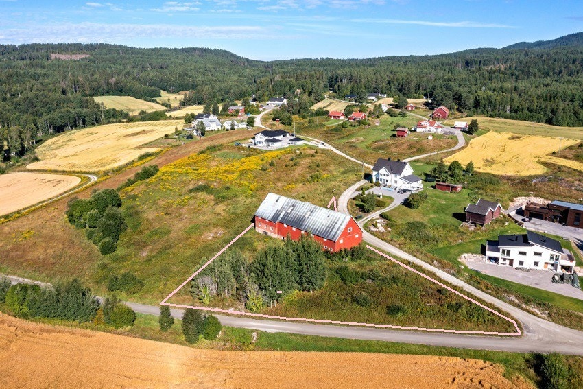 Solrik og skrånende tomt i område avsatt til fremtidig boligbebyggelse. Grenser er omtrentlig angitt. Galleribilde