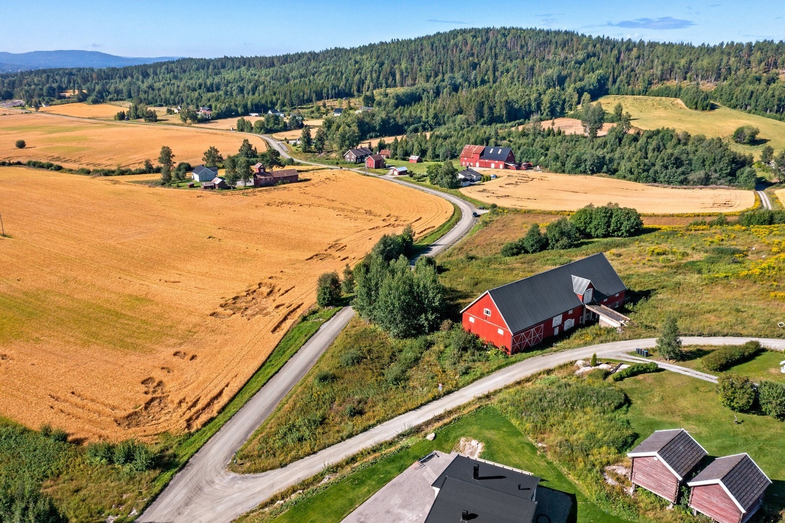 Området er landlig og rolig, samtidig som det er kun ca. 4 km til Skarnes sentrum. Galleribilde