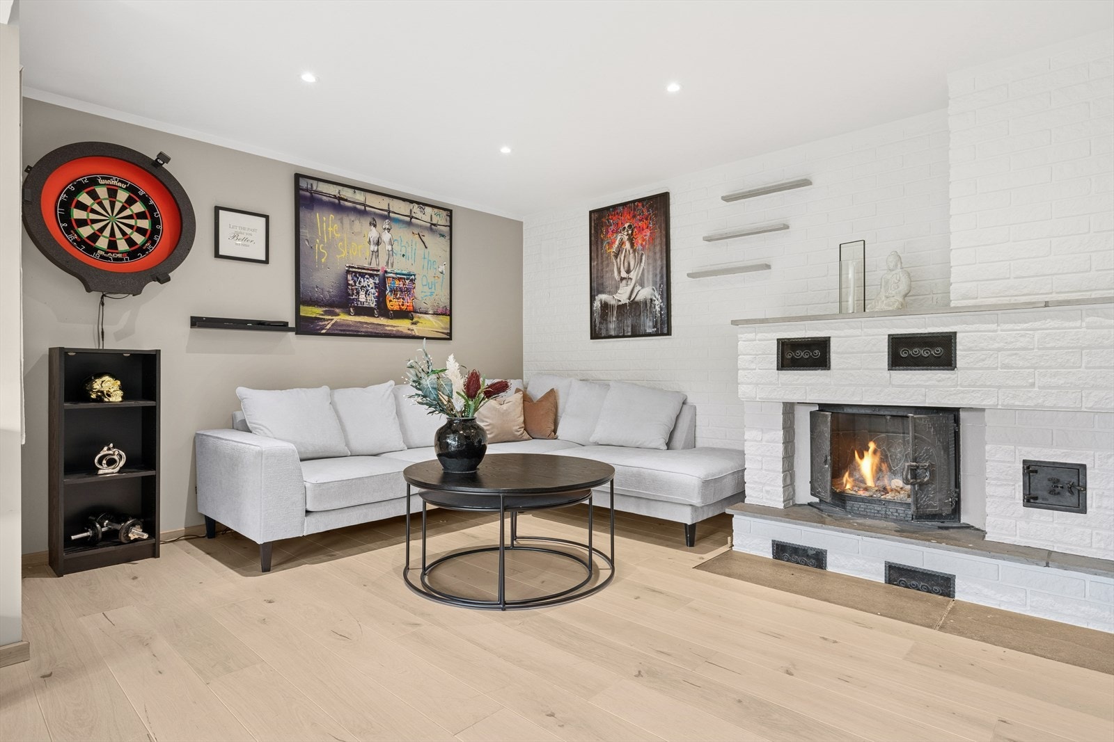 Koselig stue i underetg. med plassmurt peis med innsats Galleribilde