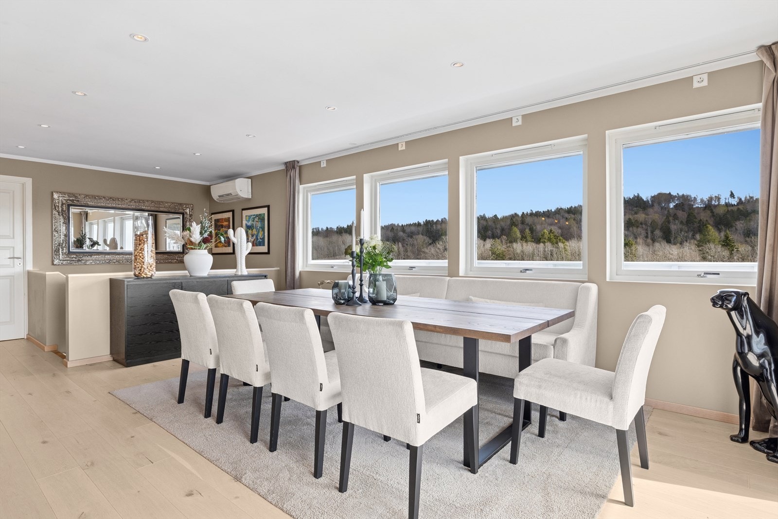 Stuen har store vindusflater som gir godt med naturlig lysinnslipp Galleribilde