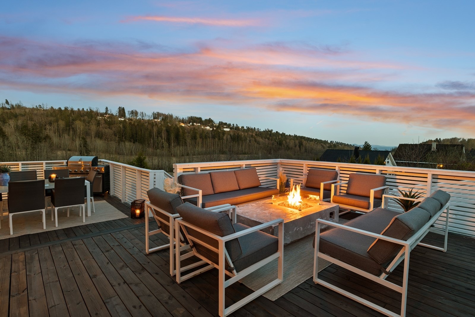 På terrassen er det god plass til det man ønsker av utemøbler Galleribilde