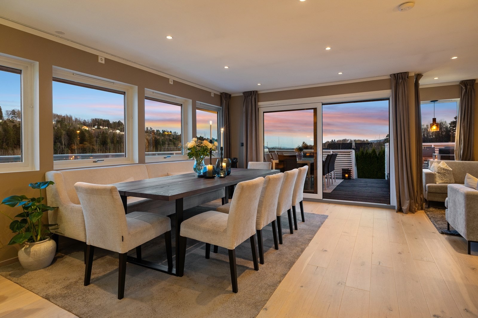 Fra stuen er det utgang til terrasse Galleribilde