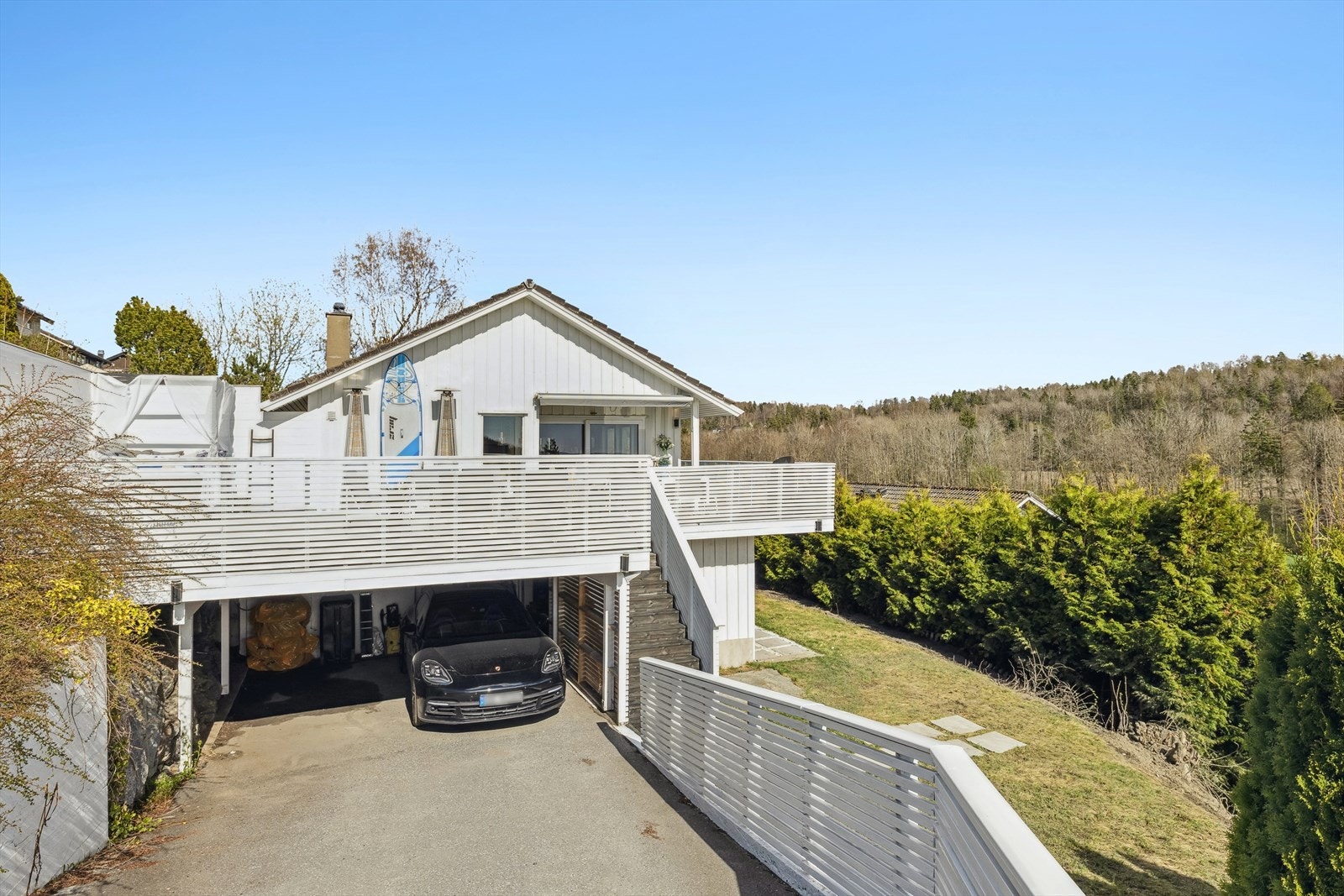 Under terrassen er det carport med plass til 2 biler Galleribilde