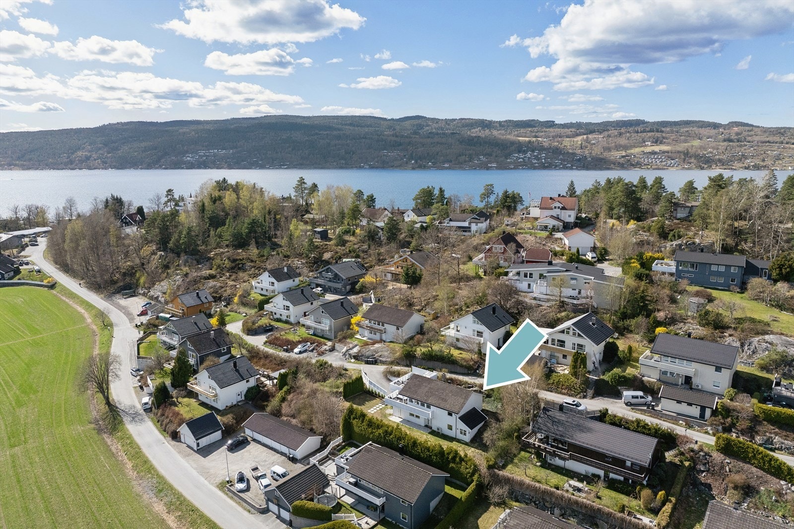 Gang-/sykkelavstand både til flotte badestrender langs fjorden, samt til gode turområder i skog og mark Galleribilde