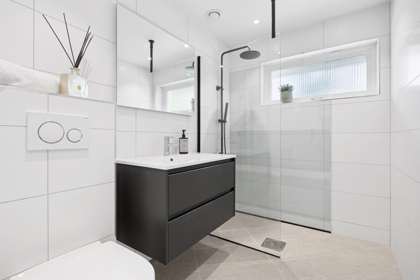 Flislagt baderom med dusj i 1. etg. Galleribilde