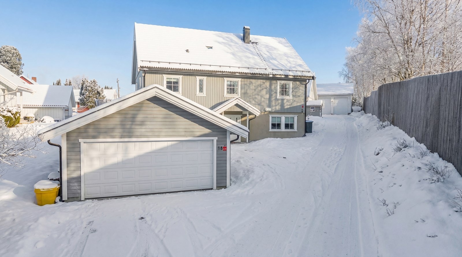 Flott familebolig med utleieenhet (AI generert vinterbilde) Galleribilde