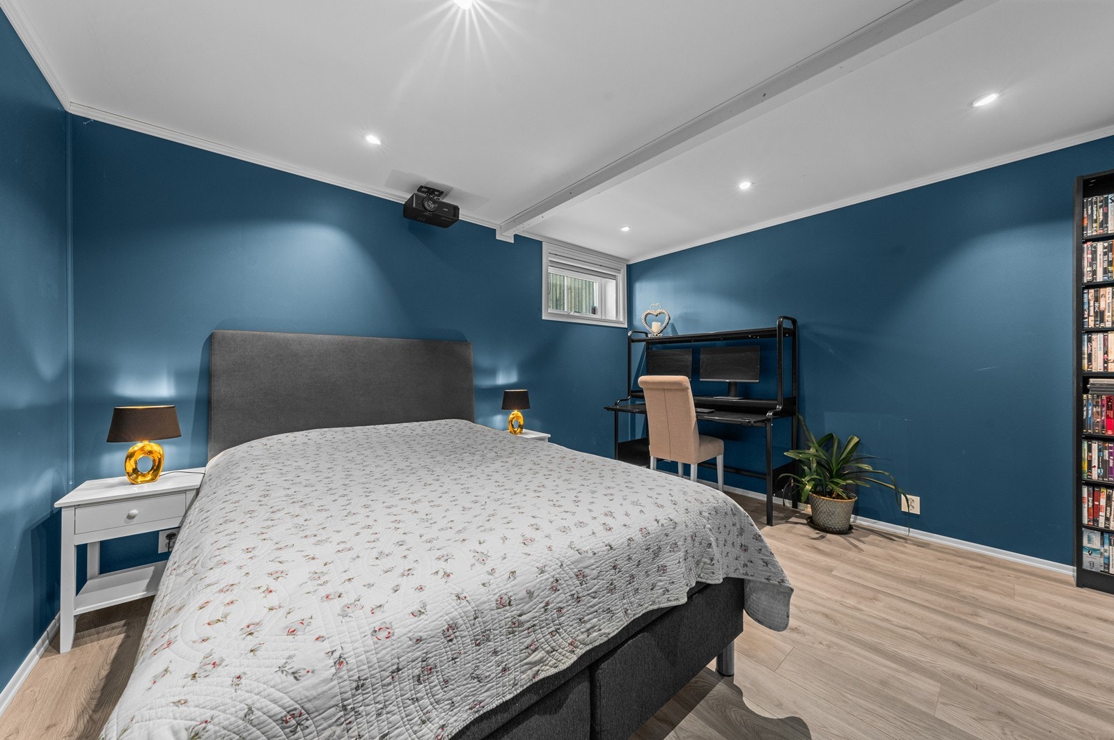 Kontor innredet som soverom. Galleribilde