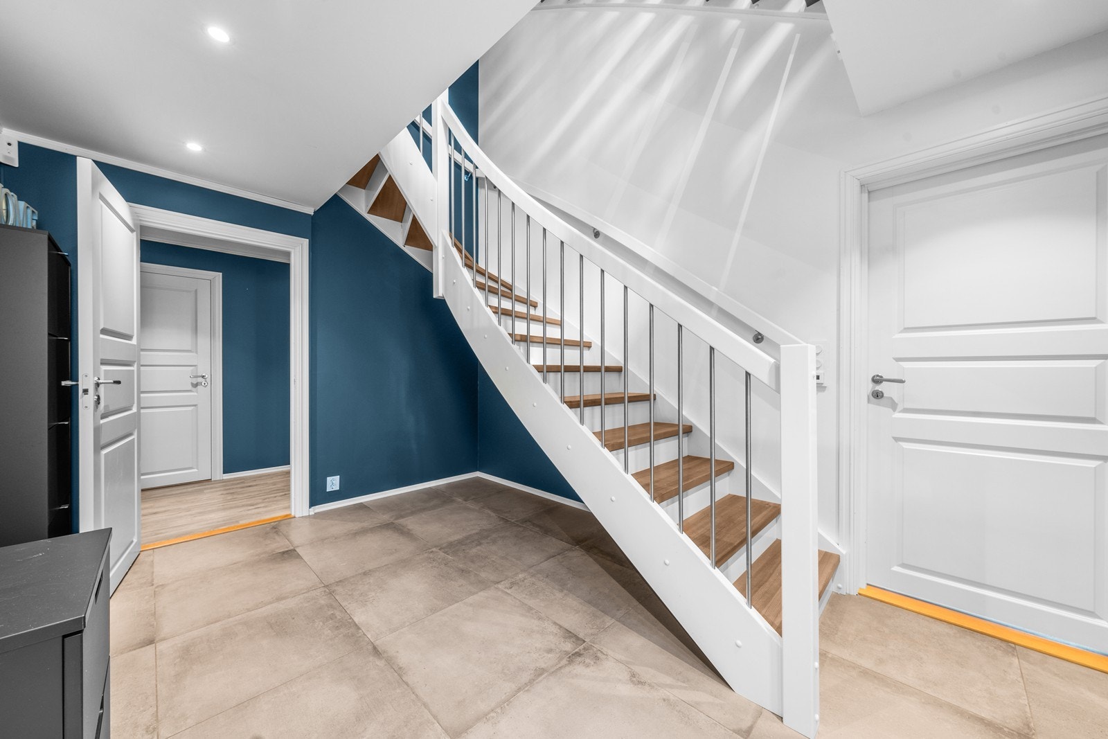 Stor og luftig entré med adkomst til hybel. Galleribilde