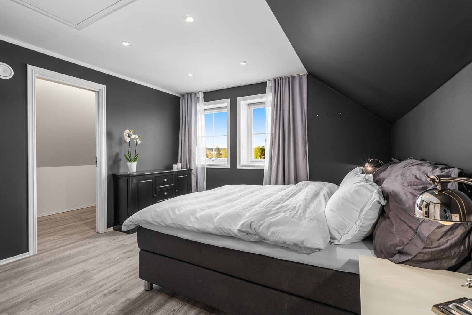 Videre er det walk-in closet og adkomst til bad. Galleribilde