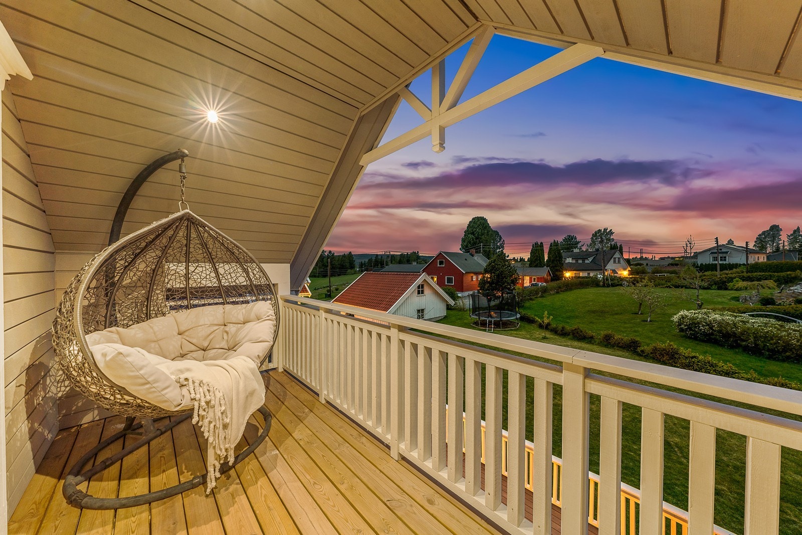 Overbygd balkong med belysning og fint utsyn. Galleribilde