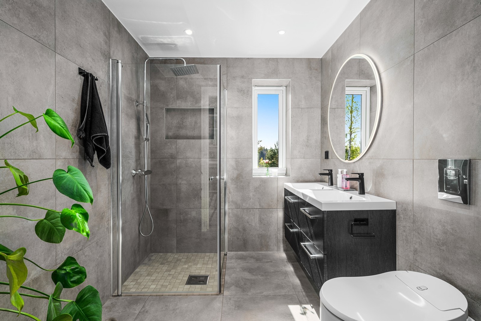 Delikat baderom med store 60x60 fliser på vegg og gulv. Det er lun gulvvarme. Galleribilde