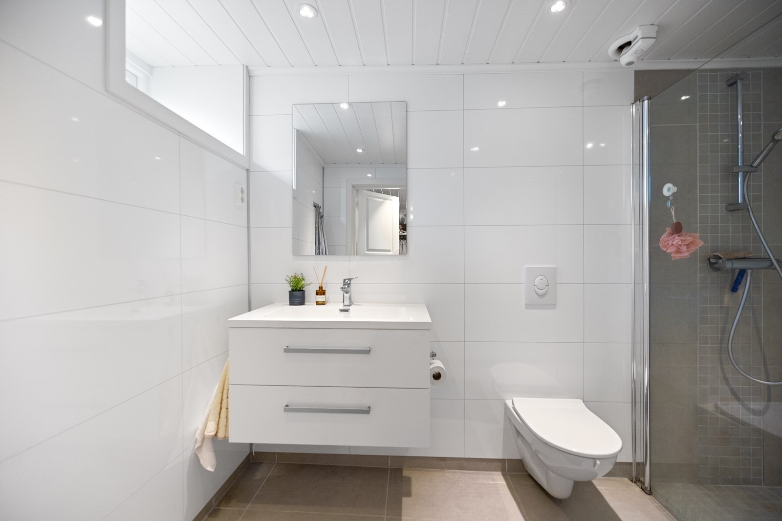Badet i underetasjen er et meget delikat og flislagt rom med moderne innredning. Galleribilde
