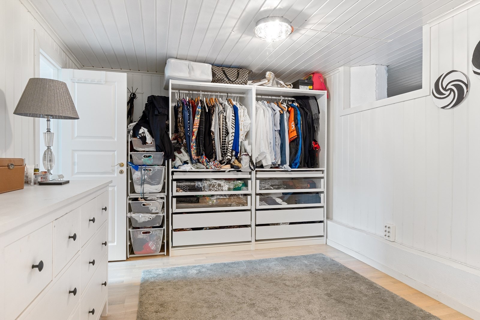 Kjelleretasjen er romslig og meget praktisk slik dagens bruk, et stort garderoberom. Bak veggen er det en bod/alkove med vindu som gir rom for ytterligere lagring Galleribilde