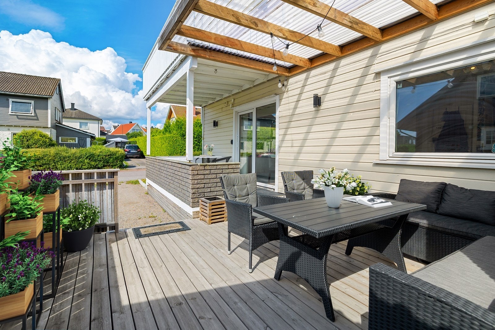 Koselig terrasse med gode solforhold og god stemning Galleribilde