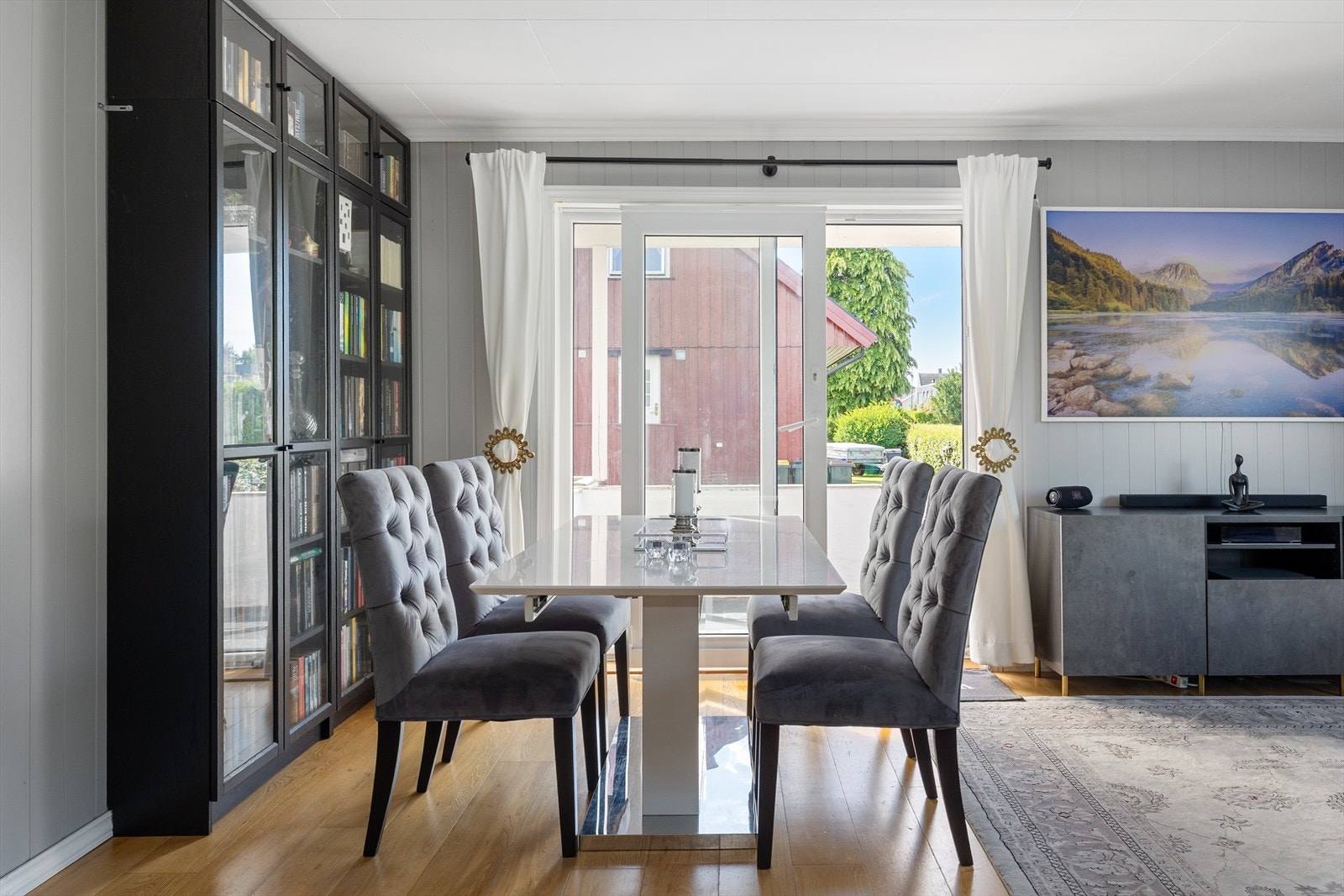 Leiligheten har en stor stue med god plass til både spisebord og sofagruppe Galleribilde