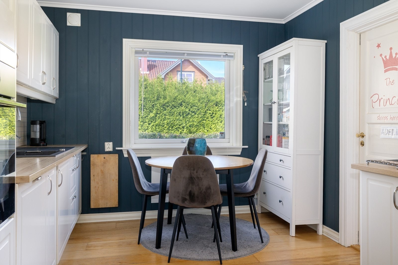 Kjøkkenet er et koselig og praktisk rom med god arbeidsplass og spiseplass Galleribilde