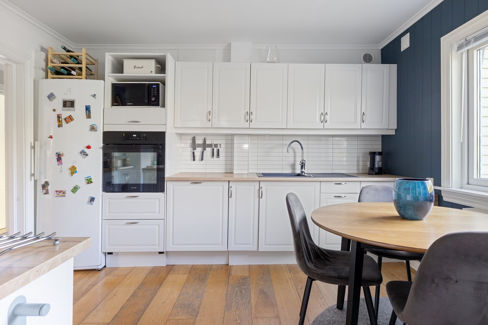 Kjøkkenet er fra 2015 med lyse, pene overflater. Galleribilde