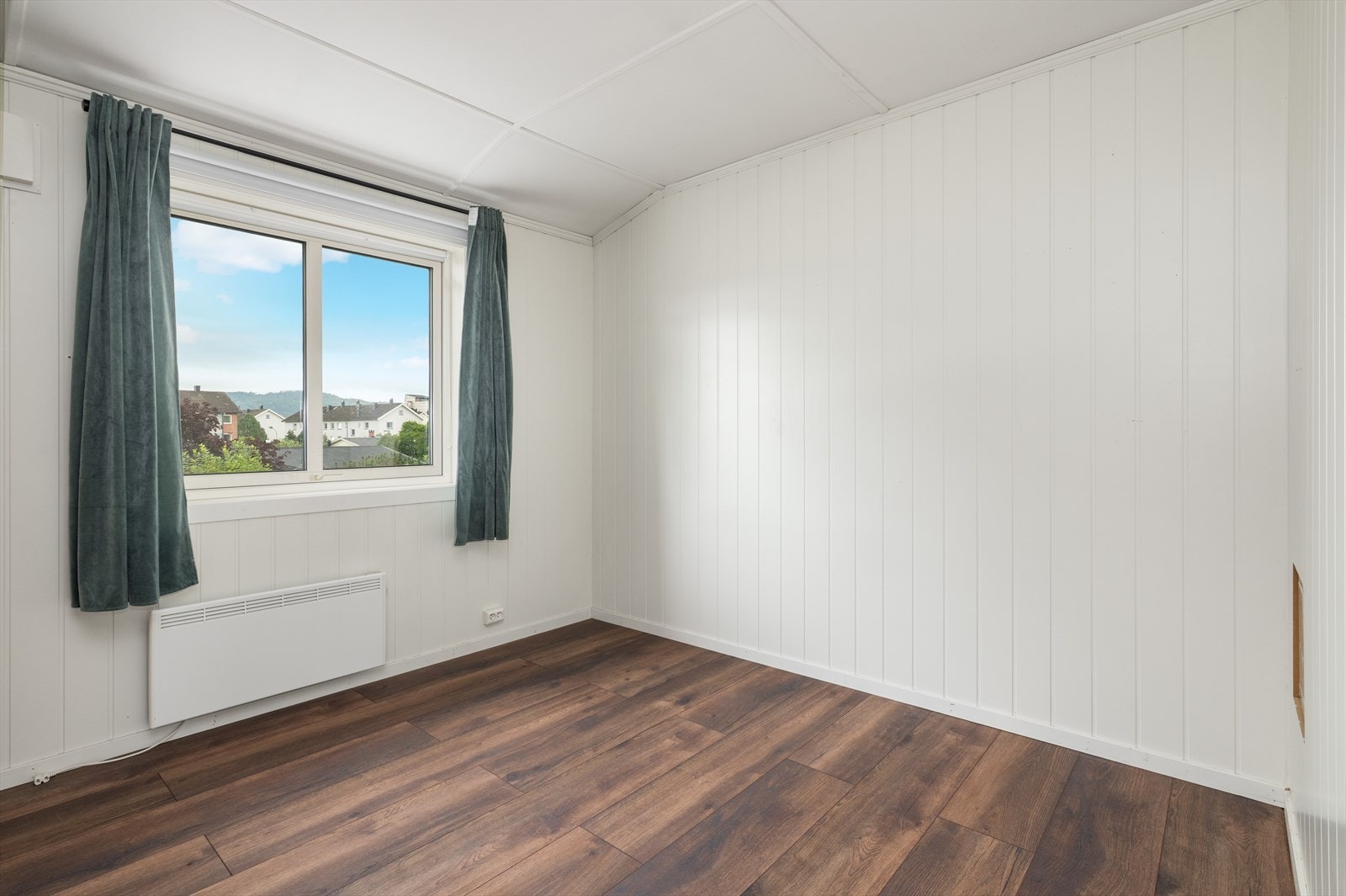 Soverom 2, lyst og romslig soverom med god plass til seng og garderobeløsning. Galleribilde