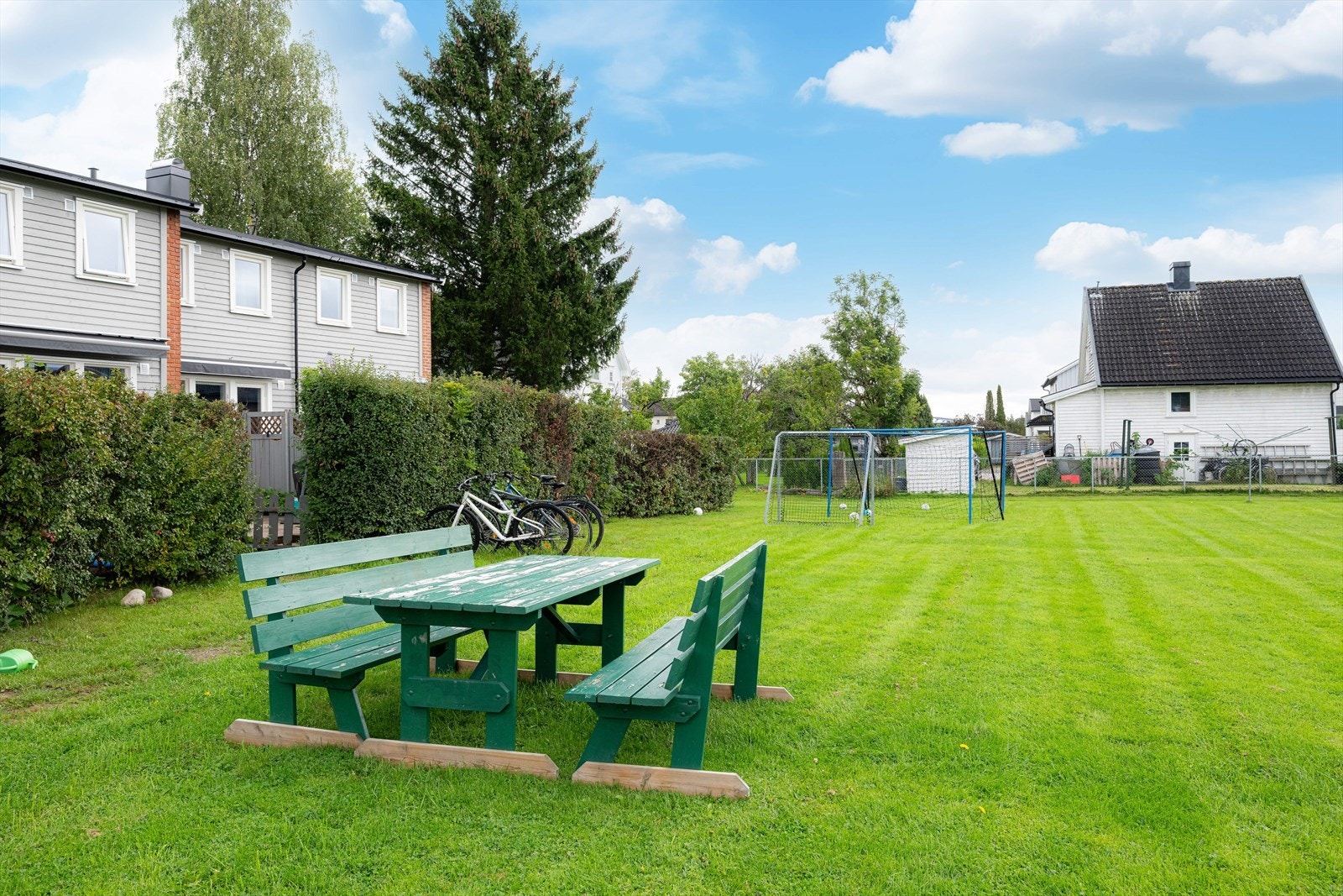 Borettslagets fellesområde som er en en fin plass for både store og små. Galleribilde