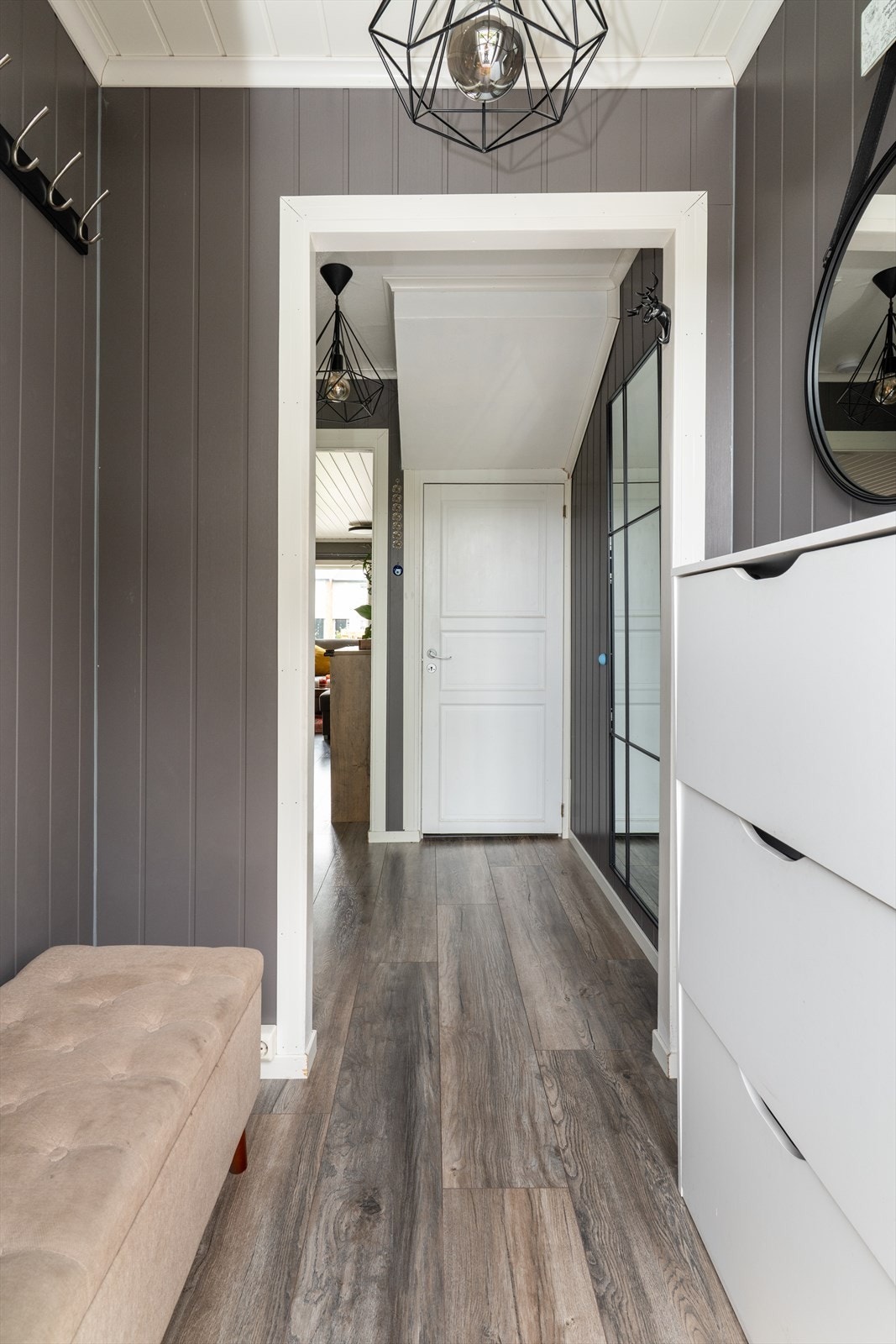 Velkommen inn til hyggelig vindfang/ entre med fin plass til å henge fra seg yttertøy. Galleribilde